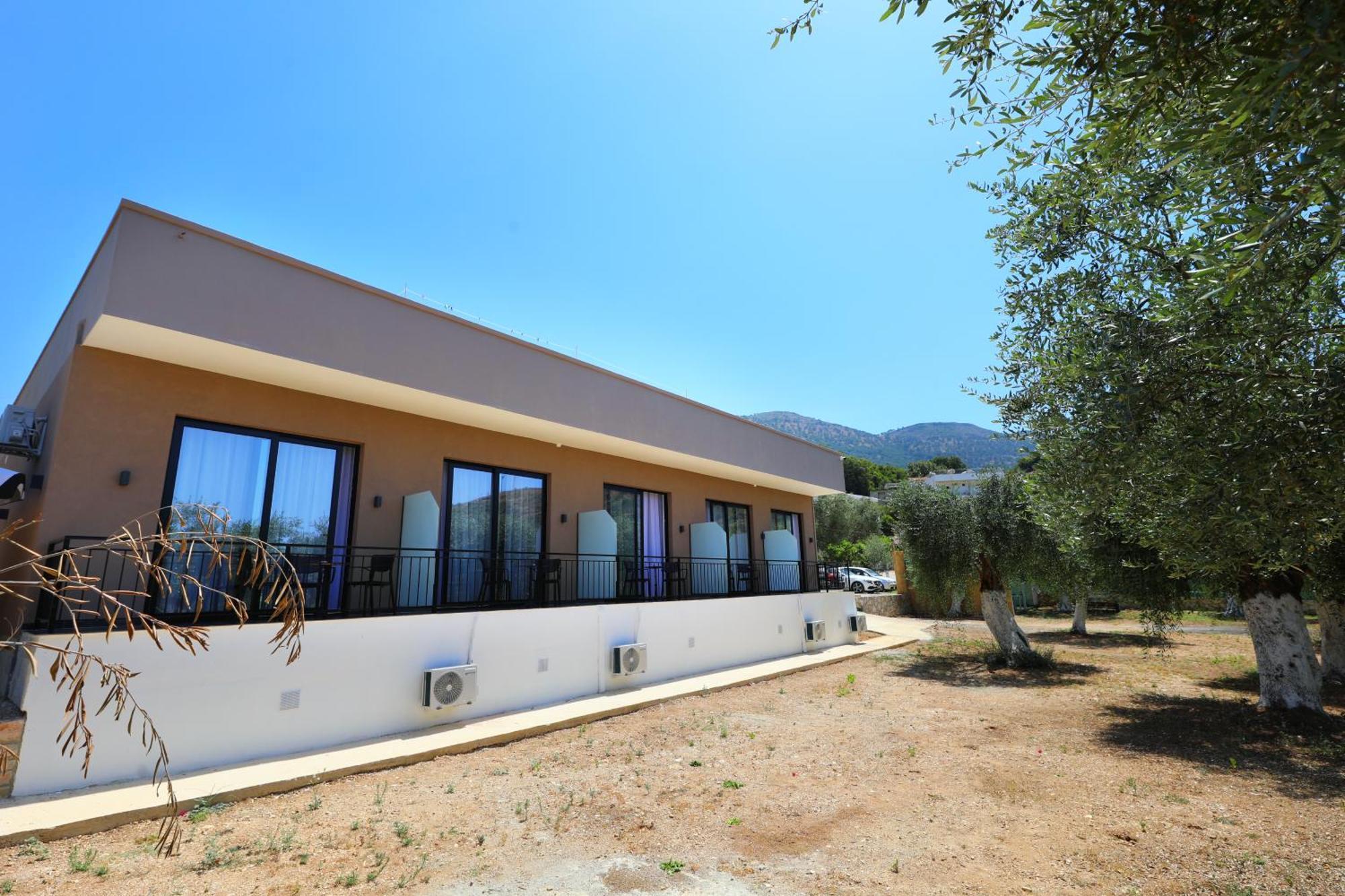 Mezzanine Bay Hotel Himare Exterior photo